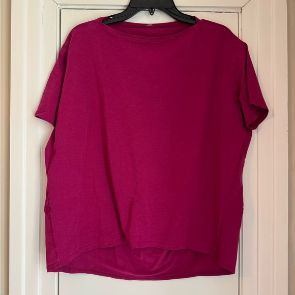 Lululemon Back in Action Short Sleeve in Magenta Purple - Picture 1 of 6